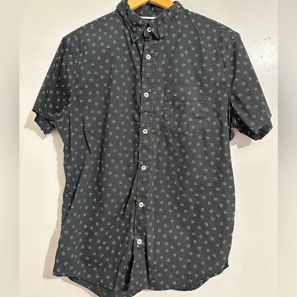 Aeropostale men’s geometric black button down shirt size M
